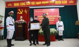 Trao bằng Tổ quốc ghi công đối với Liệt sỹ Công an nhân dân Chử Văn Khánh.